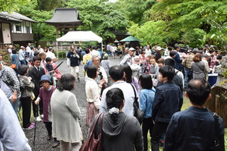 花の風まつりでにぎわう乾徳寺の写真