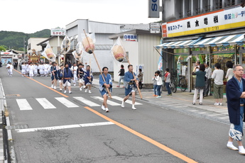 神輿の練り歩きの写真