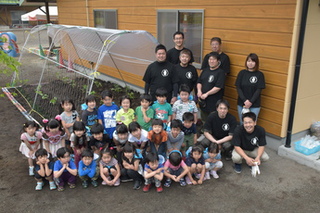 園児と青年部員の集合写真
