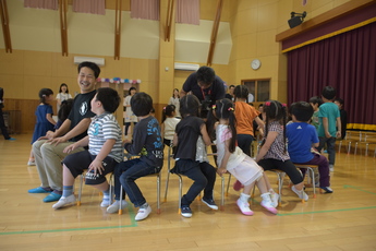 椅子取りゲームをしている写真