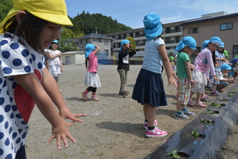おまじないをする園児たちの写真
