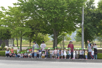 見学するりす組の園児たちの写真