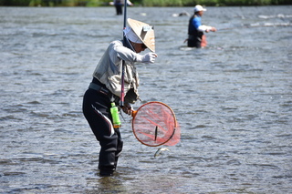 あゆ釣りをする人の写真