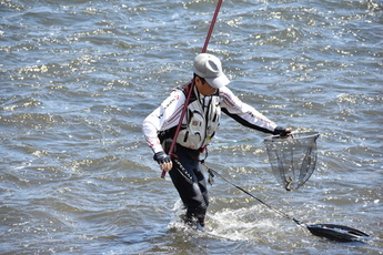 鮎を釣る男性の写真