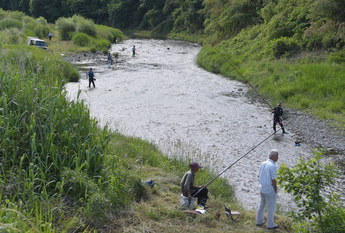 武茂川であゆを釣る人々の写真