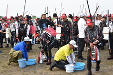 オトリの配布をしている写真