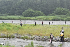 目的の箇所に走っていく選手たちの写真