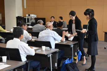 くじ引きをしている写真