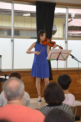 ヴァイオリンを演奏する女性の写真