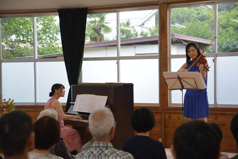 ヴァイオリンを演奏する女性とピアノを演奏する女性の写真