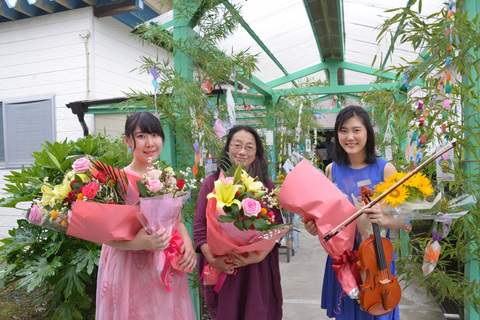 花束を持っている3人の女性の写真
