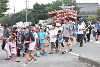 山車の練り歩きの写真