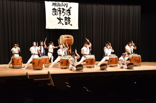 和太鼓を演奏している写真1