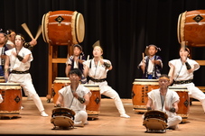 和太鼓を演奏している写真2