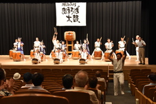 観客が手拍子をしている写真