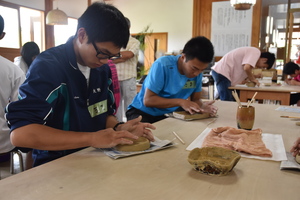 手びねり体験をしている写真