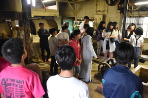 作業場見学をしている写真