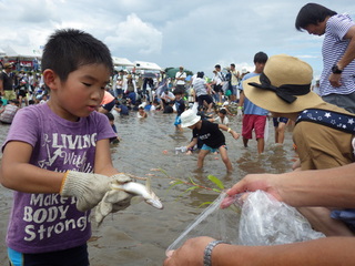 マスをつかんでいる少年の写真