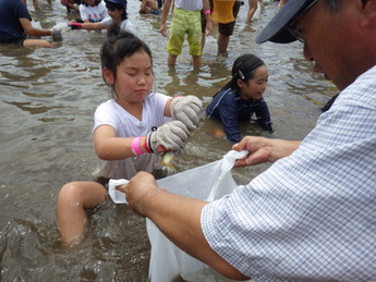 上手にマスをつかんだ少女の写真