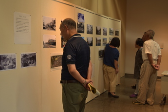 写真を見る男性の写真
