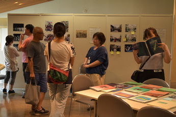 会場内の様子の写真