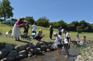 キャンプをしている家族の写真