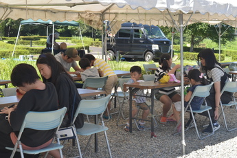 休憩している参加者の写真