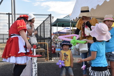 バルーンアートをもらった子どもたちの写真