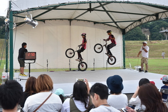 自転車の後輪だけでジャンプしている写真
