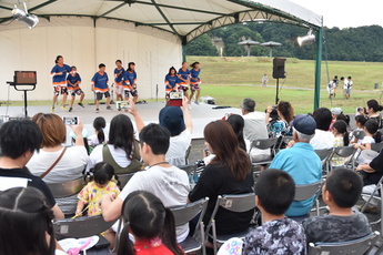 ステージに子どもたちが乗っている写真