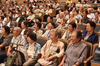敬老会の観客の写真