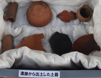 溝跡から出土した土器の写真 溝跡から出土した土器の写真