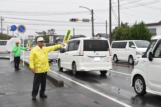 交通安全の呼びかけをしている写真