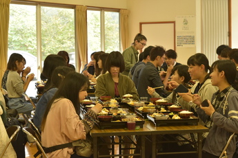 食事をとる学生たちの写真
