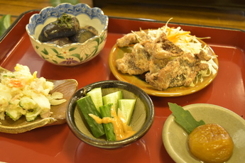 地場産の食材で作られた料理の写真