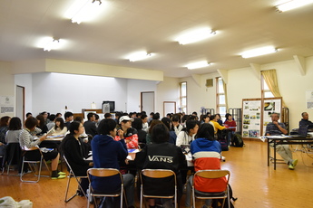 講義を受ける学生たちの写真