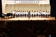 馬頭東小学校の合唱の写真