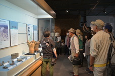 展示物の説明を聞く参加者の写真