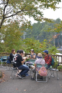 食事をとる参加者の写真