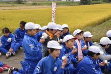おにぎりを食べる児童たちの写真