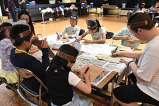 バック作りをする児童たちの写真