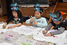 Tシャツ作りをする児童たちの写真