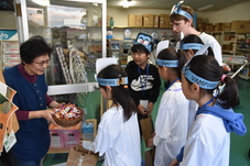お菓子をもらう児童たちの写真