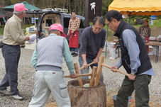 餅つきをする男性たちの写真