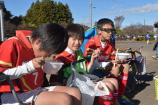 豚汁を食べる写真