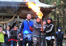 御神火をもらう子どもの写真