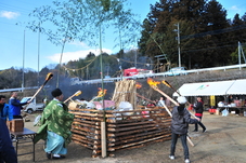 櫓に火をつけている写真