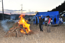 薬利地区のどんど焼きの写真