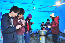 食事をふるまっている写真