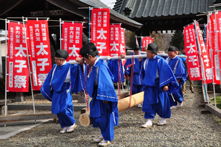 丸太を運んでいる写真